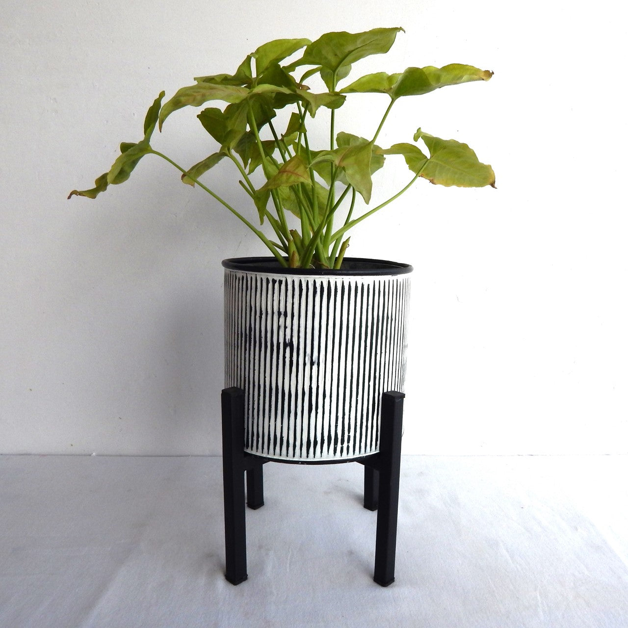 ecofynd 6 inches Jeff Metal Vintage Plant Pot with Stand Planter freeshipping - Ecofynd